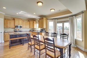 Dining Area | Dining Table | Dishware/Flatware