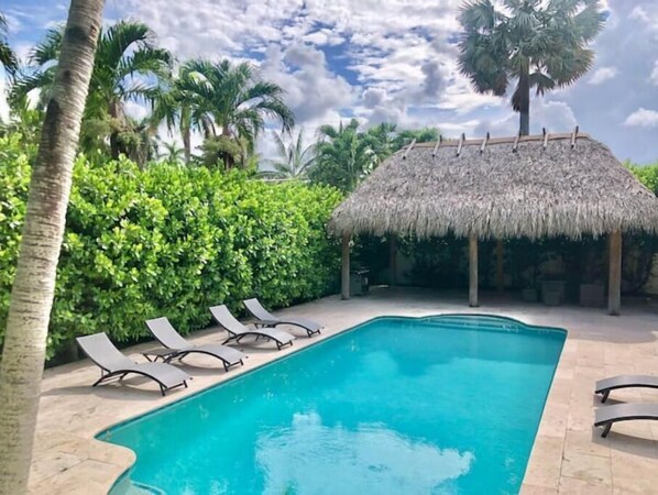 Stunning private backyard with palapa, wifi & ping-pong table