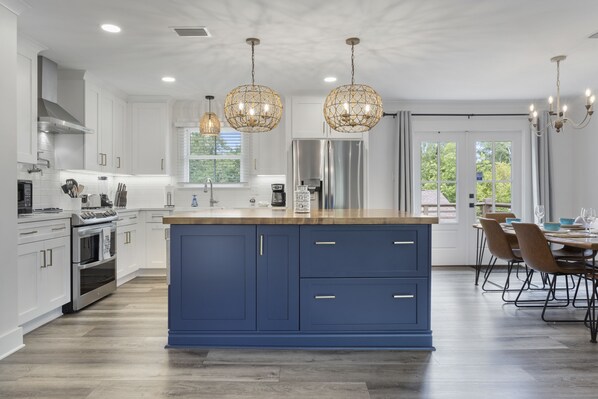 Look at this kitchen! It’s awesome and has so much space! Lots of natural light 