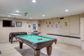 Game Room | Pool Table | Basketball Game | Foosball Table | Smart TV