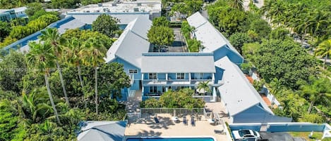 Le Phare Key Biscayne pool view