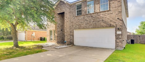 Pearland Vacation Rental | 3BR | 2.5BA | 2,250 Sq Ft | Stairs Required