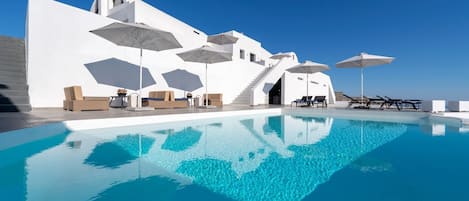 Luxurious Santorini Escape | Villa Imerovigli | Infinity Pool | Breathtaking Aegean Views