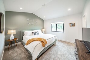 Master bedroom w/ new pillows & linens for an exceptionally clean experience.