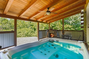 Outdoor spa tub