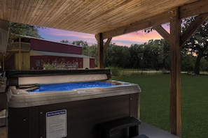 Your private hot tub on the back porch! Extra towels for the hot tub provided