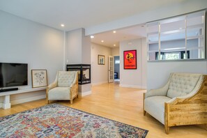 Living Room | Gas Fireplace