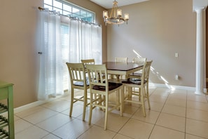Dining Area | Dishware & Flatware Provided