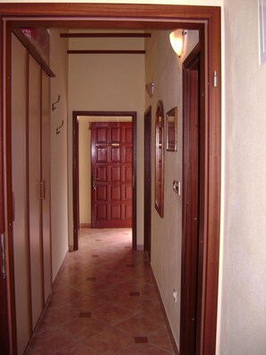 A4(6+2): hallway