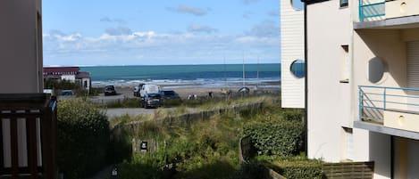 Située le long de l'Herlen, vous accéderez à la plage par le chemin piétonnier.