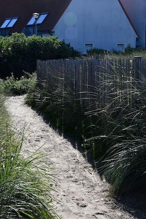 le chemin piéton accède directement à la plage, pas de route à traverser