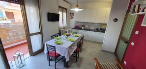 Möbel, Countertop, Cabinetry, Tabelle, Stuhl, Küche, Sinken, Fussboden, Flooring, Grundeigentum