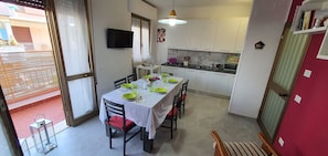 Möbel, Countertop, Cabinetry, Tabelle, Stuhl, Küche, Sinken, Fussboden, Flooring, Grundeigentum