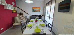 Tabelle, Möbel, Bilderrahmen, Geschirr, Grün, Stuhl, Interior Design, Fussboden, Flooring, Wohnzimmer