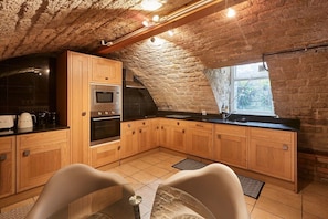 Cobble Cottage, Lindley - Host & Stay