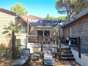 Terrasse entre les 2 ailes  en bois de la maison sans aucun vis à vis