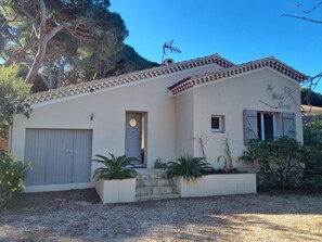 L'entrée de la maison coté rue