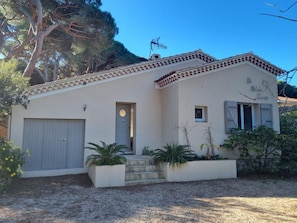 L'entrée de la maison coté rue