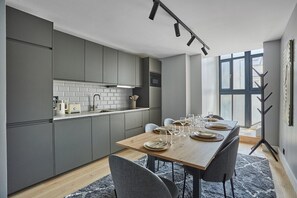cuisine équipé avec table pour manger