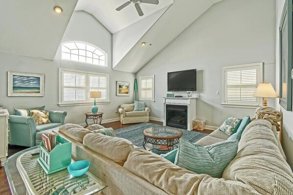 Living Area

Cable & Smart TV;   Mood or functional Firecplace