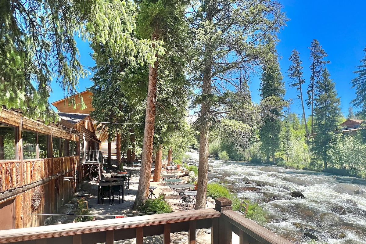 Riverfront retreat with a full kitchen, kitchenette, fireplace, & washer/dryer