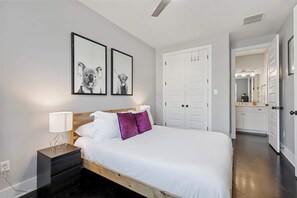 910 - Bedroom 1 (Queen Bed)