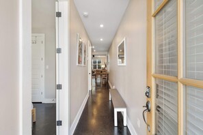 910 - Entryway