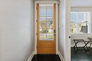 910 - Entrance