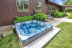 Hot tub for 4-5 persons, perfect for soaking cares away!