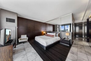 King size, Smart Tv, Luxury. We provide fresh and clean linens.