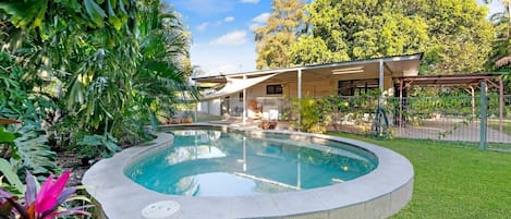 Make a splash in the tropical-style swimming pool, perfect for cooling off in the Darwin heat.
