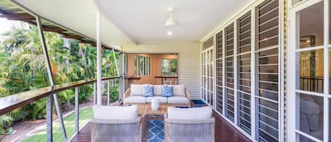 Dine alfresco on the balcony, soaking up Darwin’s balmy weather.
