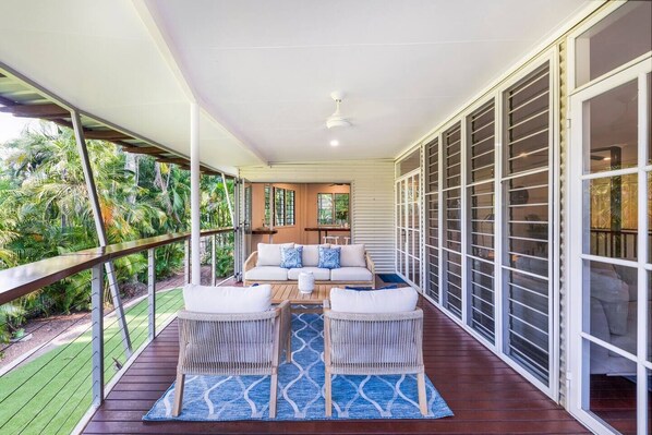 Dine alfresco on the balcony, soaking up Darwin’s balmy weather.
