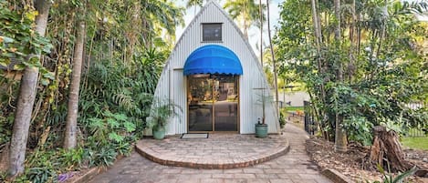 Enjoy tropical seclusion yet within a 5-minute drive to Nightcliff Foreshore.