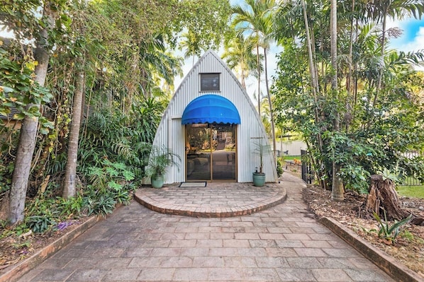 Enjoy tropical seclusion yet within a 5-minute drive to Nightcliff Foreshore.