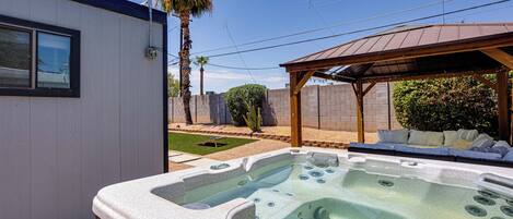 Outdoor spa tub