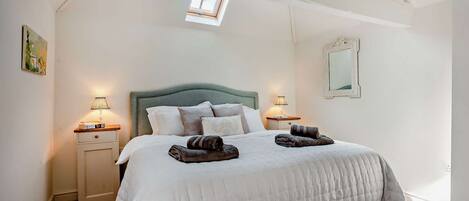 Lower Barn Master Bedroom - StayCotswold