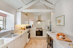 Lower Barn Kitchen - StayCotswold