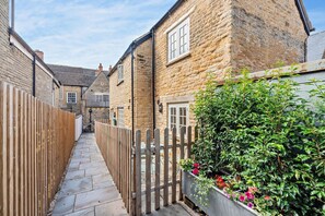 Lower Barn Exterior - StayCotswold