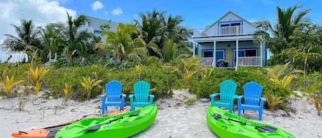 ON THE BEACH - Sandy Shores Beach House Includes Kayaks, SUP, and more!