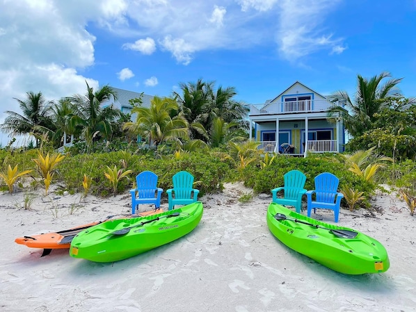 ON THE BEACH - Sandy Shores Beach House Includes Kayaks, SUP, and more!