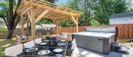 Incredible Outdoor Space with Spa, Pergola and table with seating for up to 10. 