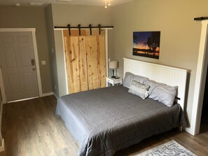 Unit Lily Pad: King Bed & twin over twin bunk bed with full bathroom