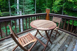 Wooded Balcony Retreat. Nature Vibe. Perfect for couples!