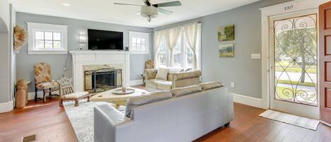 Jacksonville Vacation Rental | 3BR | 2.5BA | 4 Stairs to Access | 1,950 Sq Ft