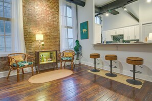 Living Room | Free WiFi | Central A/C | Smart TV