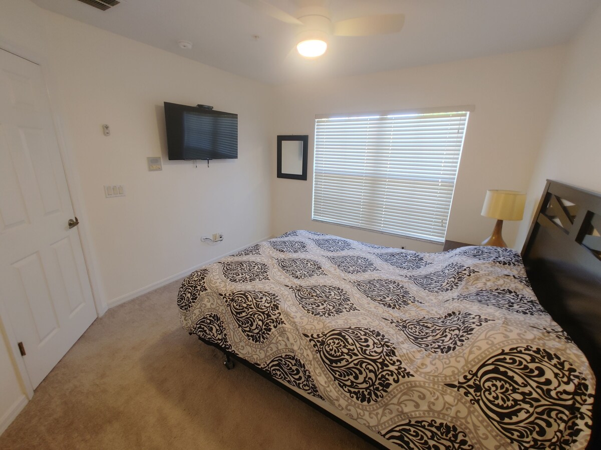 Beautiful home minutes from Disney, Universal, Seaworld, golfing and ecotourism.