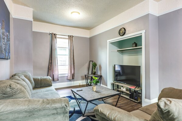Hamilton Vacation Rental | 1BR | 1.5BA | 810 Sq Ft | 6 Exterior Steps Required