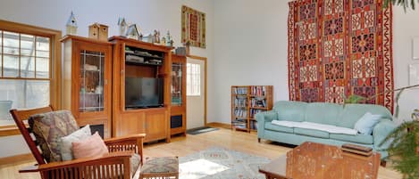 Tannersville Vacation Rental | 6BR | 5BA | Stairs Required | 3,200 Sq Ft