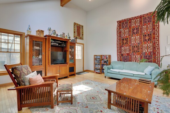 Tannersville Vacation Rental | 6BR | 5BA | Stairs Required | 3,200 Sq Ft